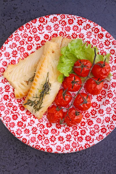 Fiskfilé med bakade tomater — Stockfoto