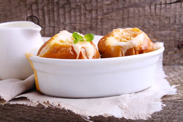 Baked apples in plate — Stock Photo, Image