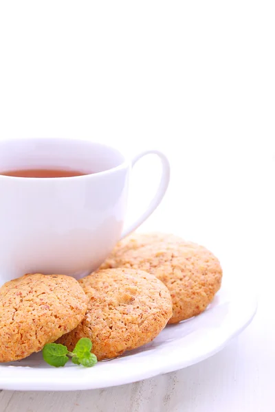 Pasteles sabrosos con té caliente — Foto de Stock