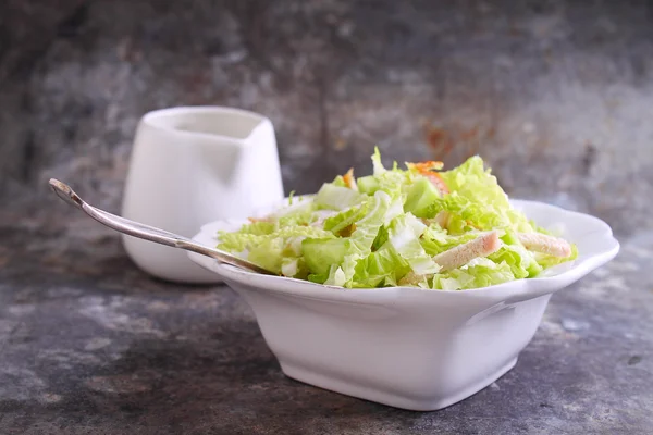 Frischer Salat mit Hühnchen — Stockfoto