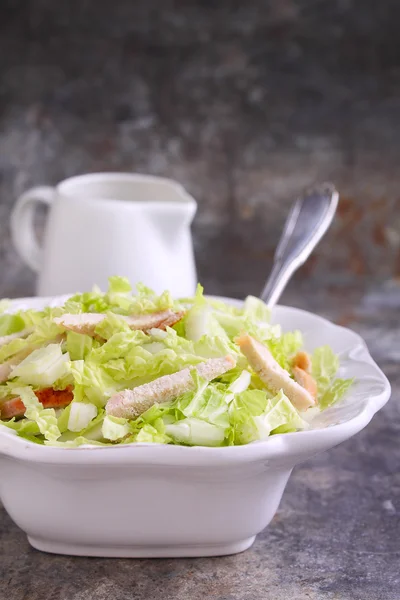 Свежий салат с курицей — стоковое фото