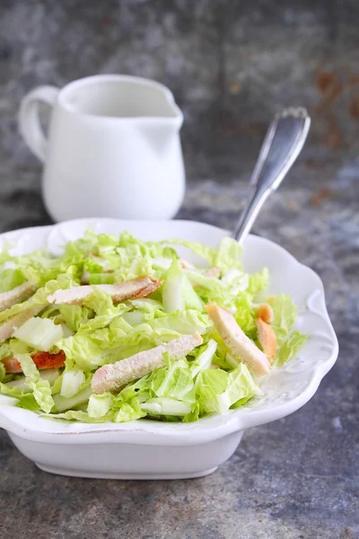 Frischer Salat mit Hühnchen — Stockfoto