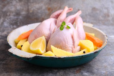 bir tablo üzerinde taze bıldırcınlar