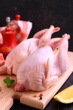 bir tablo üzerinde taze bıldırcınlar