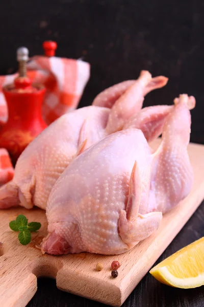 Codornices frescas en una mesa — Foto de Stock