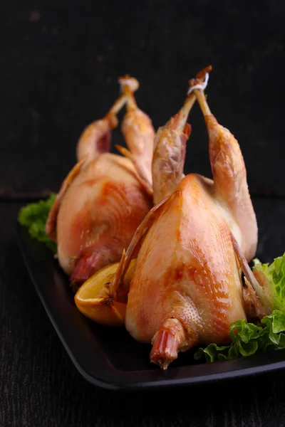 Codornices fritas en una mesa — Foto de Stock