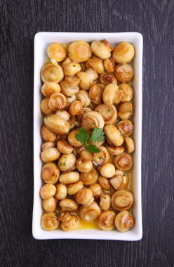 Kızarmış yağlı mantar beyaz plaka üzerinde