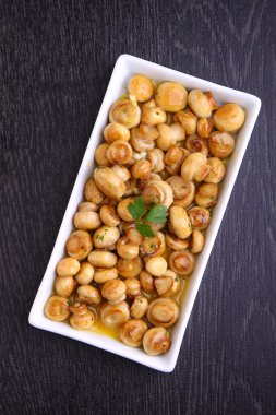 Kızarmış yağlı mantar beyaz plaka üzerinde