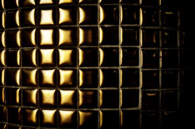 Koyu arkaplanda altın kenarlı siyah şerit.