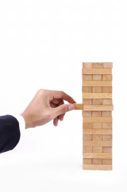 İşadamı el ahşap oyun (jenga ile oynamak).