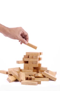 El ahşap oyun (jenga) oynuyor. Beyaz arka plan üzerinde.