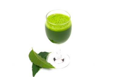 Tıbbi yaprak ve meyve suyu beyaz arka planda izole edilmiş. Güneydoğu Asya 'da yeşil yaprak. Azadirachta indica var. siamensis valeton.