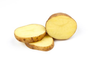 Beyaz arka planda soyutlanmış çiğ patates..