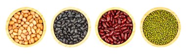 Fıstık, siyah fasulye veya vigna mungo, yeşil mung fasulyesi, beyaz arka planda izole edilmiş kırmızı böbrek fasulyesi..