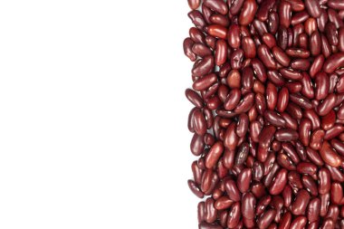 Sağdaki kırmızı böbrek çekirdeği yığını beyaz arka planda izole edilmiş ve kopyalama alanı var..