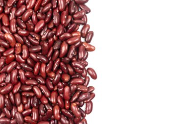 Soldaki kırmızı fasulye yığını beyaz arka planda izole edilmiş ve kopyalama alanı var..