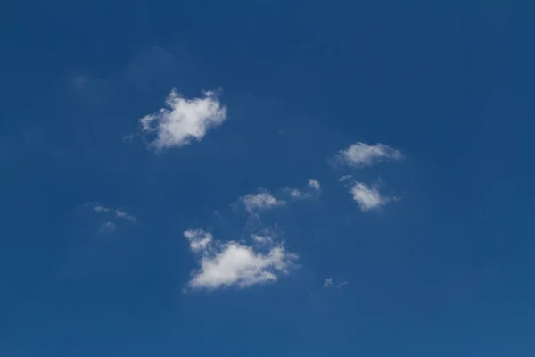 晴れた日の背景に青い空と雲 — ストック写真