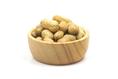 Beyaz arka planda izole edilmiş tahta kasede yer fıstığı ya da yer fıstığı..