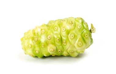 Taze Noni meyvesi ya da beyaz arka planda izole edilmiş Morinda Citrifolia. Noni yaprakları yüksek besin ve antioksidanlardır..