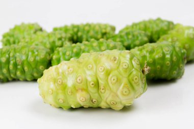 Beyaz arka planda Noni ya da Morinda Citrifolia izole edilmiş. Noni yüksek besin ve antioksidan.