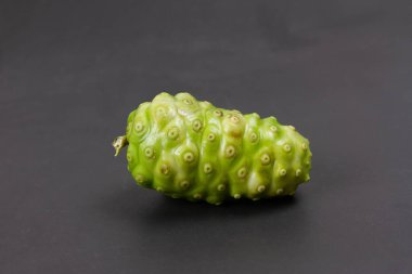 Taze Noni meyvesi ya da siyah arka planda izole edilmiş Morinda Citrifolia. Noni yaprakları yüksek besin ve antioksidanlardır..