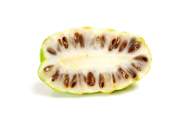 Verse Noni Fruit Gesneden Morinda Citrifolia Geïsoleerd Witte Achtergrond Noni — Stockfoto