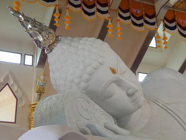 O maior nirvana de mármore branco Buda em um templo público, Wat — Fotografia de Stock