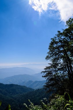 Dağda dikey mavi gökyüzü