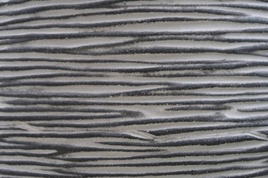 Yatay kesişen oluklu seramik yüzey