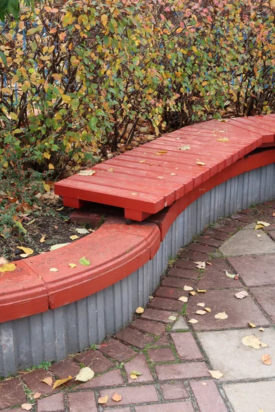 Красная Скамейка Фоне Кустов Осеннем Парке Фон — стоковое фото
