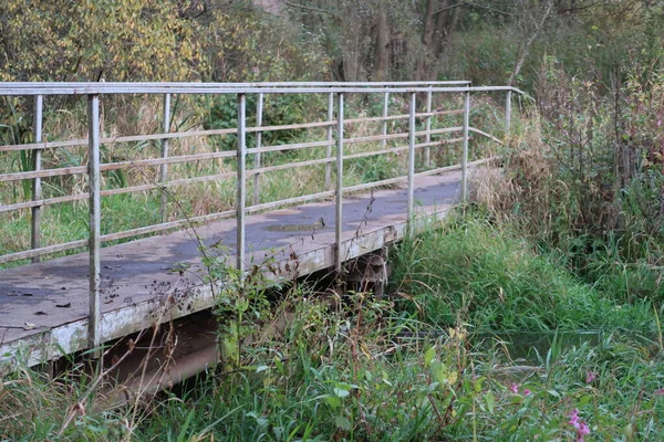 Puente Peatonal Con Barandillas Sobre Pequeño Río Otoño —  Fotos de Stock