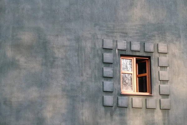 Ventana Abierta Una Pared Yeso Plano Azul Oscuro —  Fotos de Stock