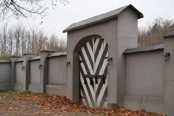 灰色の壁に縞模様の門 小道具 — ストック写真