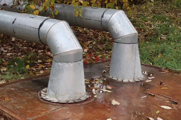 Dvě Trubky Ohřívacího Potrubí Dešti Podzim Spadlé Listí — Stock fotografie