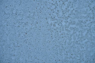Düz alçılı yüzey, üzerinde lekeler ve çizikler olan kalın bir mavi boya tabakası, soyulmaya başlıyor, arka plan...