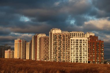 Moskova bölgesinde yeni bir küçük bölgenin yerleşim binaları, sonbahar, akşam, arka plan                               