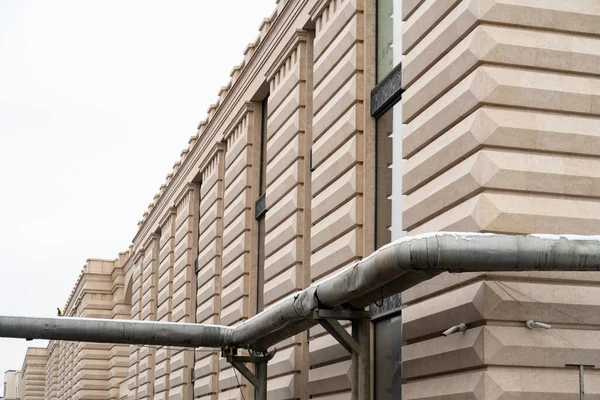 建物のファセットウォール上の加熱システムの金属パイプ — ストック写真