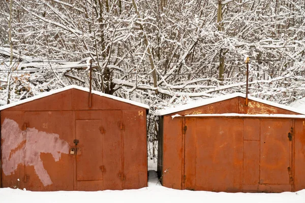 Metalen Garages Tegen Achtergrond Van Kale Takken Van Struiken Bedekt — Stockfoto