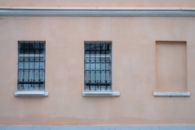 Bir katlı eski bir Moskova evinin iki penceresi, ipotekli bir pencere, minimalizm