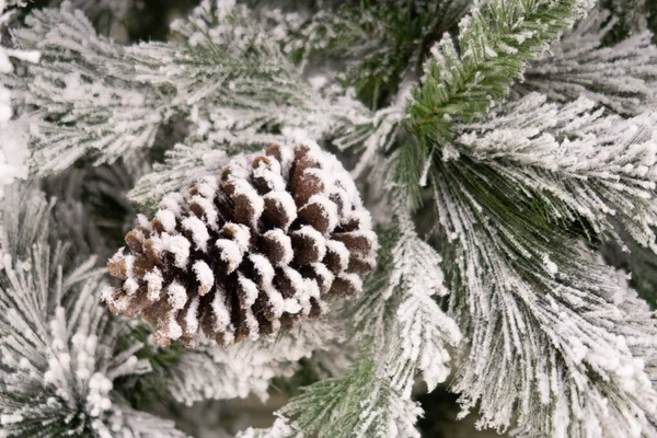 Yapay Bir Noel Ağacının Üzerine Çam Kozalağı Serpiştirilmiş Yapay Kar — Stok fotoğraf