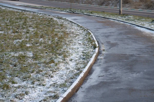 Пішохідний Тротуар Бордюр Газон Злегка Присипані Снігом — стокове фото