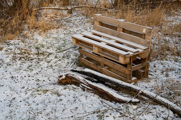 Bank Aus Holzpaletten Leicht Verschneiten Wald Winter — Stockfoto