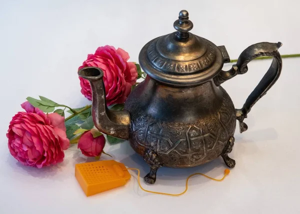 Teiera Arabica Vintage Rame Colino Arancione Uno Sfondo Rose Rosse — Foto Stock