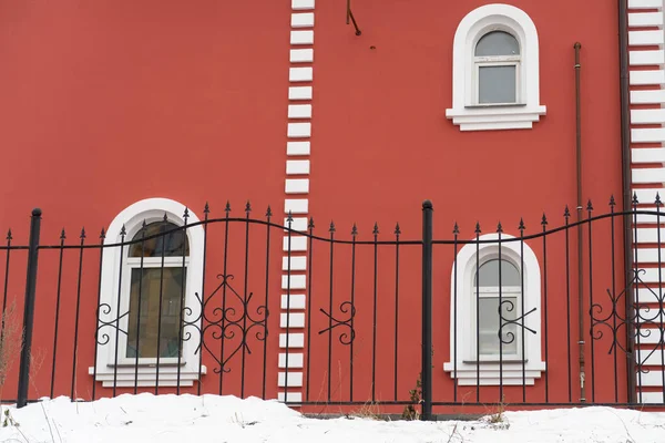 Recinzione Metallo Traforato Sullo Sfondo Muro Pietra Rossa Con Finestre — Foto Stock