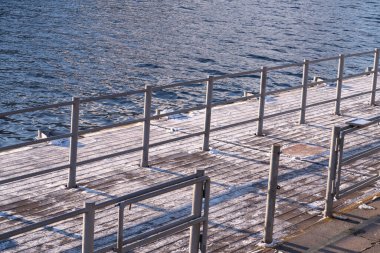 Turnike, Ustinsky Köprüsü 'nün rıhtımında yaz eğlence tekneleri için Moskvoretskaya seti, kış, ıssız