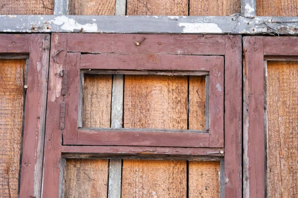 Pencerenin eski ahşap çerçevesi içeriden tahtalarla tıkanmış.