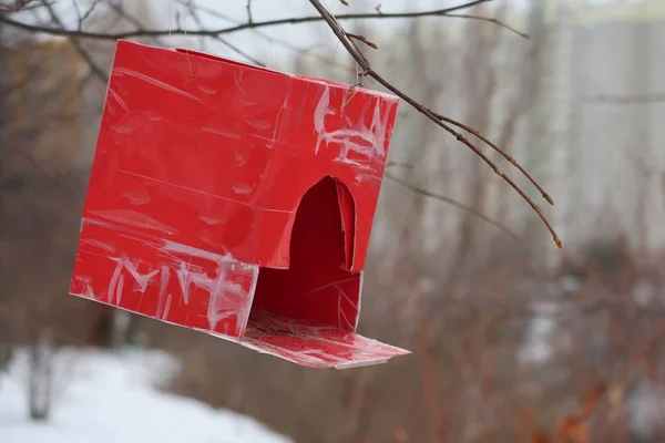 Roter Vogelfutterautomat Mit Pappe Mit Klarsichtfolie Überklebt — Stockfoto