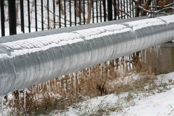 Ciclos Neve Uma Tubulação Metálica Aquecimento Principal — Fotografia de Stock