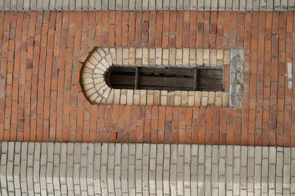 レンガの壁の狭いアーチ型の窓 — ストック写真