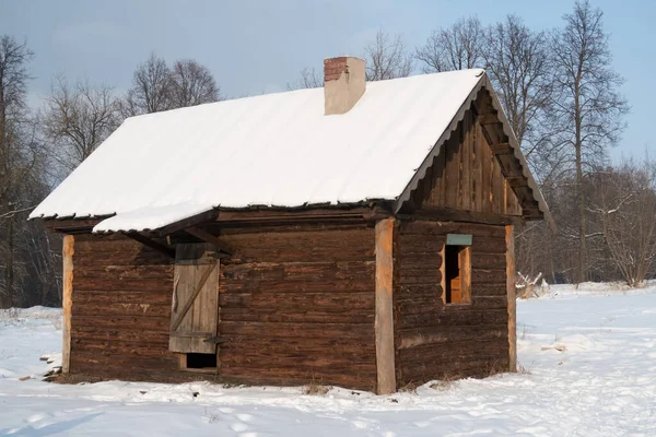 Houten Dorpswoning Met Een Stenen Pijp Winter Sneeuw — Stockfoto